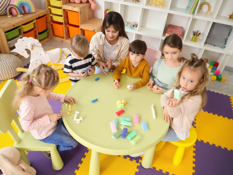 Mała grupa dzieci przy stoliku podczas zajęć w przedszkolu specjalnym