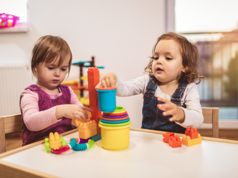 Dzieci układające klocki podczas terapii wspierającej rozwój dziecka