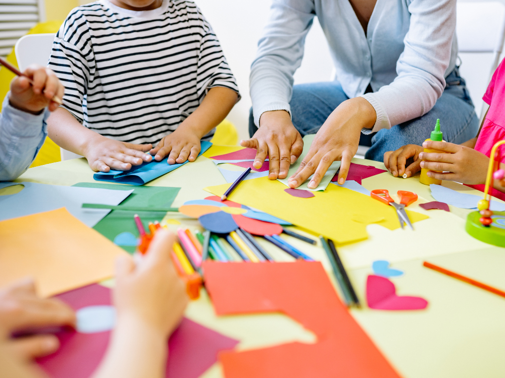 Zajęcia plastyczne dla dzieci wspierające rozwój manualny i kreatywność