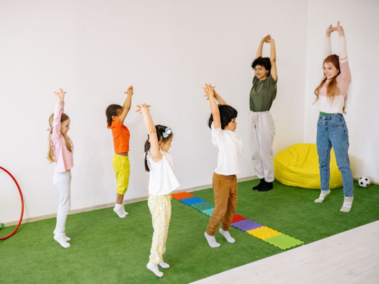 Dzieci wykonujące ćwiczenia ruchowe w małej grupie w przedszkolu specjalnym