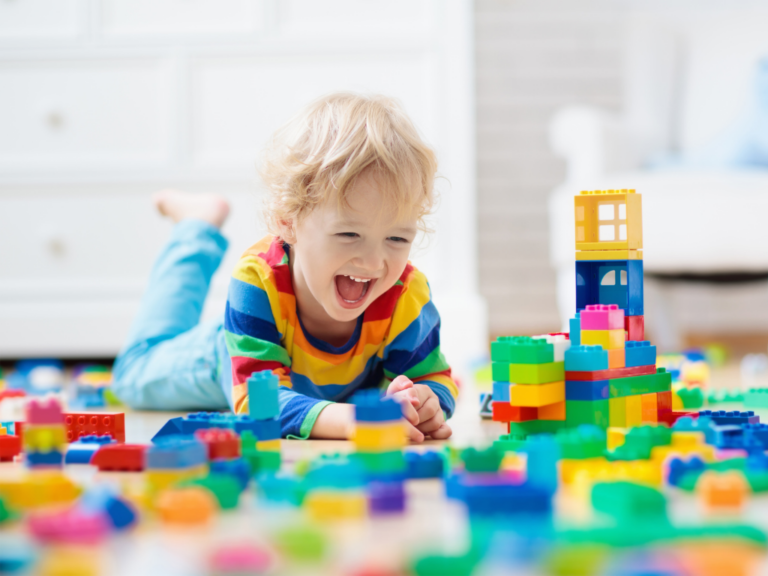 Dziecko bawiące się kolorowymi klockami w przedszkolu terapeutycznym
